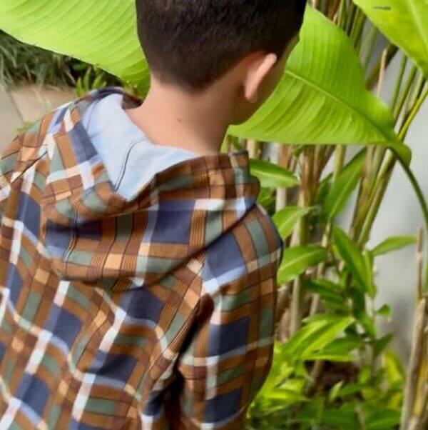 Blusa Infantil Unissex com Capuz Moletinho Algodão Estampa Xadrez Marrom - Imagem 3