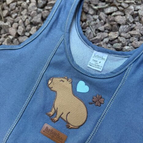 BLUSA INFANTIL CAPIVARA REGATA MALHA JEANS APLIQUE BORDADO - Imagem 3