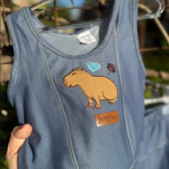 BLUSA INFANTIL CAPIVARA REGATA MALHA JEANS APLIQUE BORDADO - Imagem 4